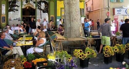 Superb air-conditioned country house in a quiet location with heated secure swimming pool