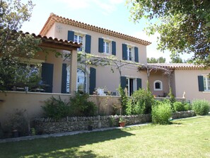 Exterior - Superb air-conditioned country house in a quiet location with heated secure swimming pool (L'isle-Sur-La-Sorgue)