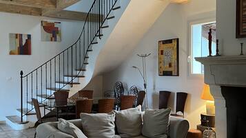 电视、壁炉、DVD 播放器、乒乓球