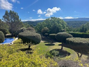 Property grounds - Superb air-conditioned country house in a quiet location with heated secure swimming pool (L'isle-Sur-La-Sorgue)