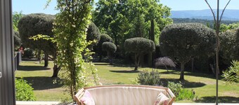 Superb air-conditioned country house in a quiet location with heated secure swimming pool