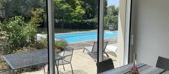 moderne villa med swimmingpool nær strand