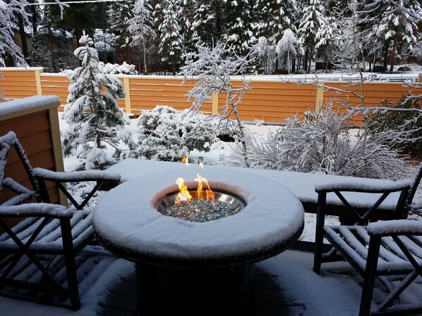 A snow-covered outdoor seating area with a fire pit. - Gorgeous, McCloud Condo, Short Walk to Beaches - Owner Managed TLT#W-4564 (Incline Village)