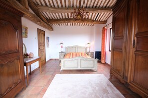 5 bedrooms, desk, iron/ironing board, free WiFi