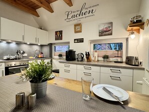 ثلاجة، ميكروويف، فرن، موقد طهي مسطح