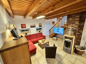 Smart-TV, Kamin, DVD-Player, Bücher
