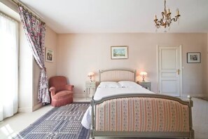 5 habitaciones, tabla de planchar con plancha y wifi gratis 