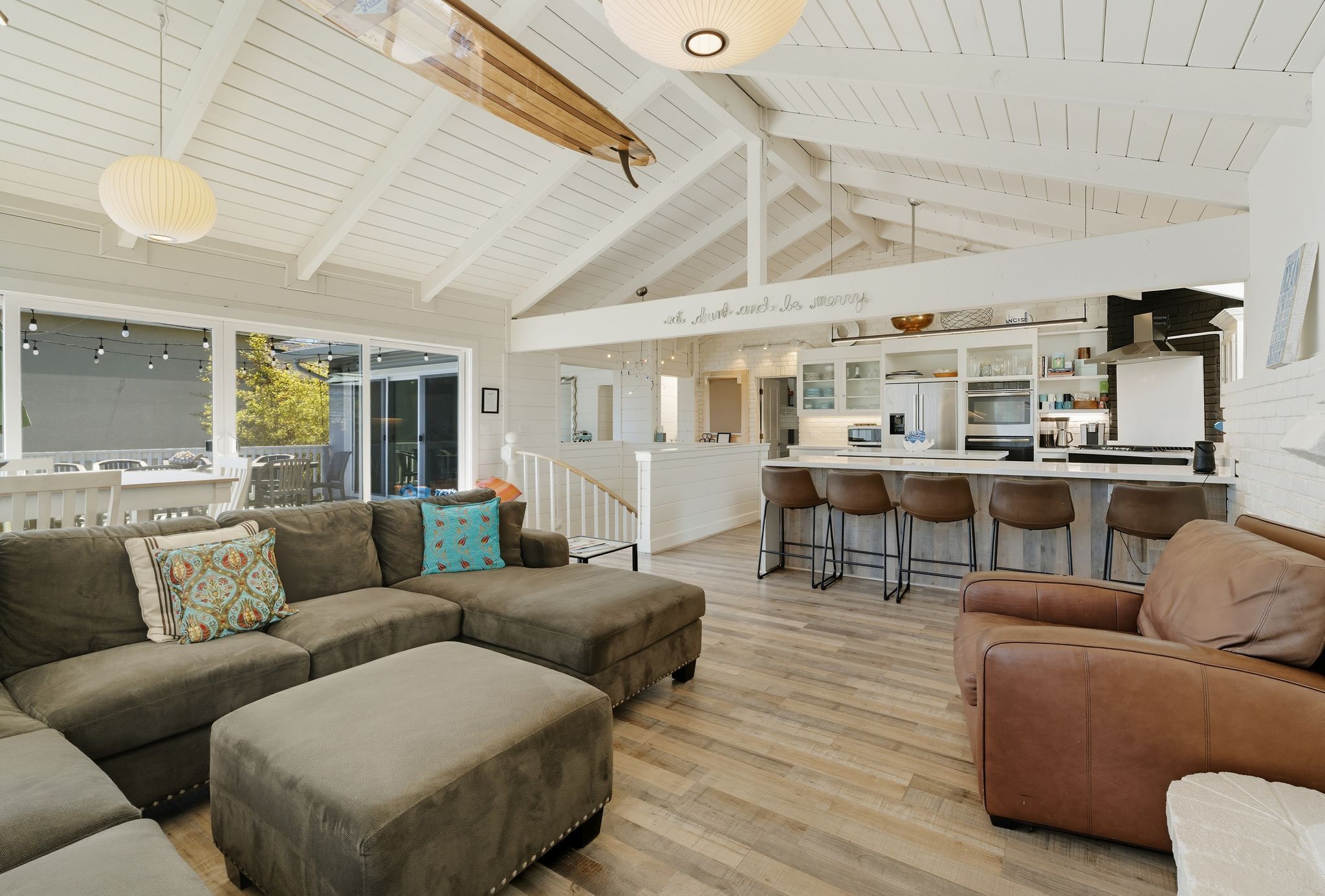 Smart TV, lareira, DVD player, mesa de pingue-pongue