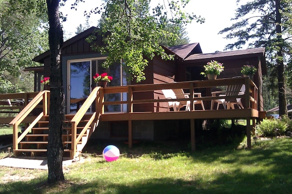Waterfront Cabin on Lake Thompson~Screened in Porch and large deck!!