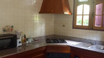 Køleskab, mikrobølgeovn, ovn, kogeplade