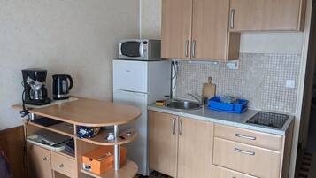 Een koelkast, een magnetron, een kookplaat