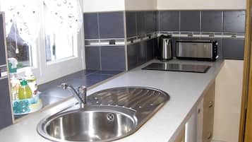 Een koelkast, een microgolfoven, een oven, een kookplaat