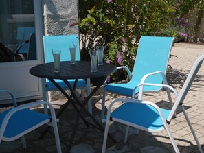 Outdoor dining - Comfortable cottage, close to the historic center of Blois and Loire by bike. (Blois)