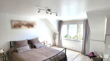 1 slaapkamer, een bureau, een strijkplank/strijkijzer, wifi