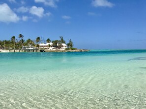 På stranden, solsenger og strandhåndklær