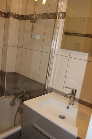 Bathtub, hair dryer, towels
