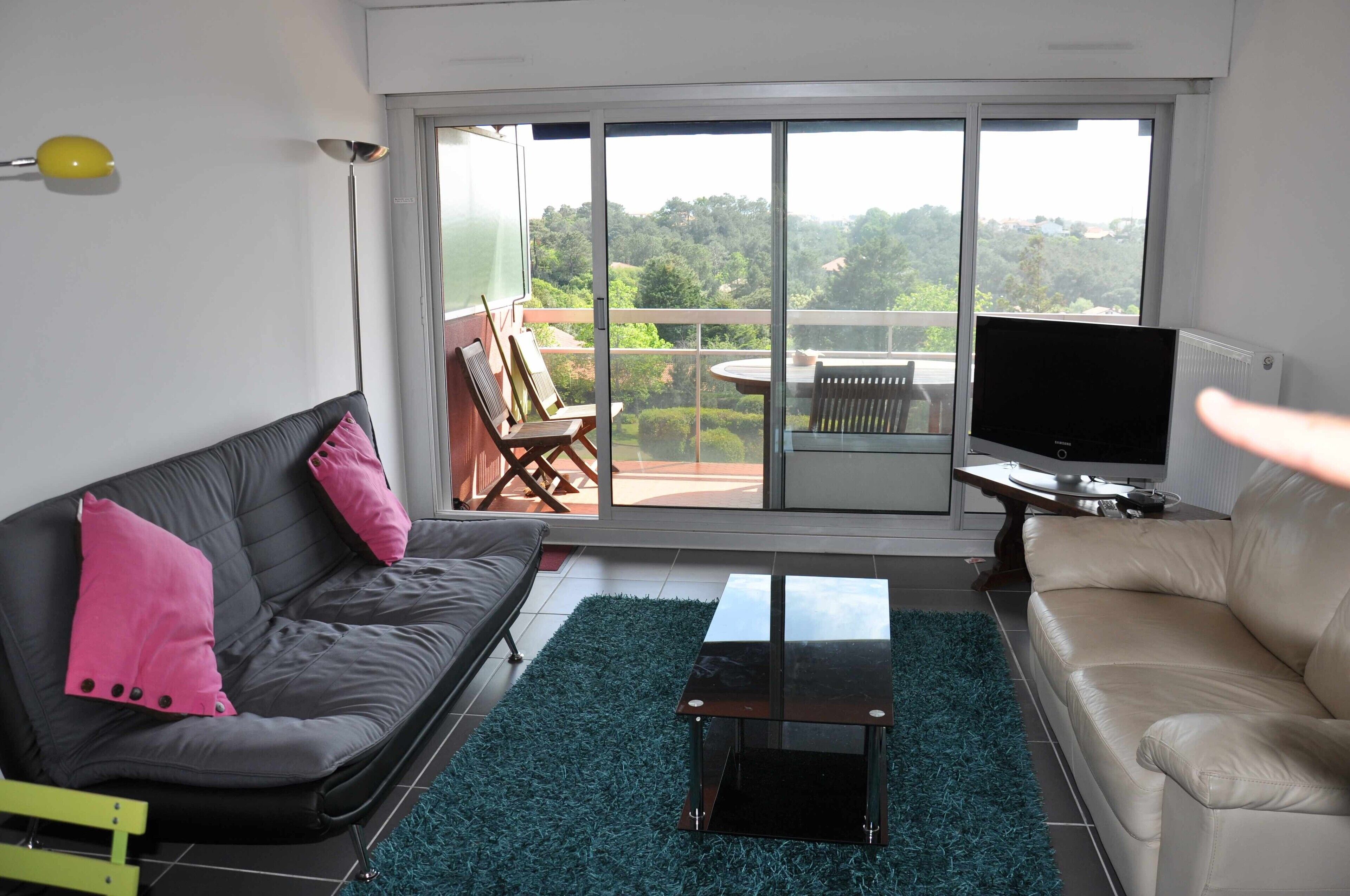 Comfortable apartment with sea view in a park with swimming pool near beaches