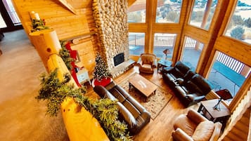 TV connectée, cheminée, table de tennis de table