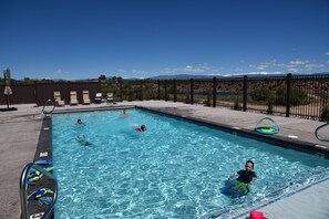 Et oppvarmet basseng