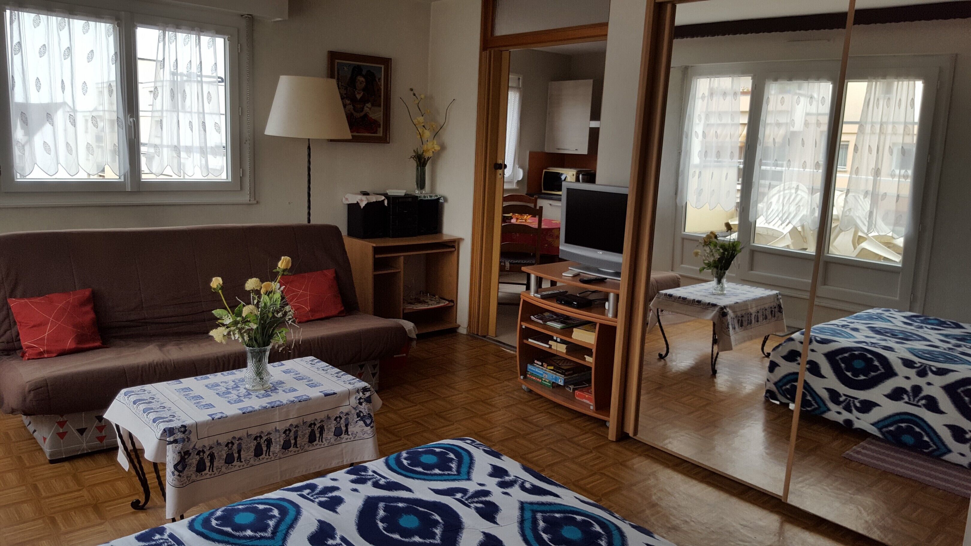 40m2 studio located 5 minutes walk from the city center with beautiful terrace