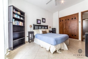 3 bedrooms, iron/ironing board, travel cot, free WiFi - Best Location! Beautiful, spacious, and private penthouse 1 block to Mamitas! (Playa del Carmen)