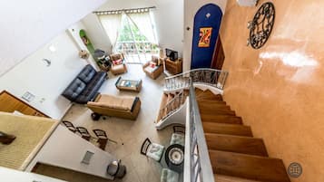 TV connectée, lecteur de DVD, livres, vidéothèque