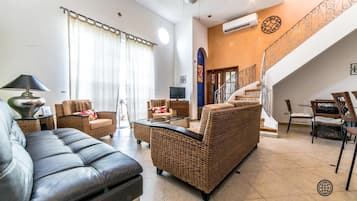 TV connectée, lecteur de DVD, livres, vidéothèque