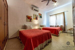3 bedrooms, iron/ironing board, travel crib, free WiFi - Best Location! Beautiful, spacious, and private penthouse 1 block to Mamitas! (Playa del Carmen)