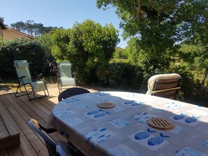 Outdoor dining - 200 m from Moliets beach, house sleeps 8, 2 terraces, 2 shower rooms, WI-FI  (MOLIETS ET MAA)