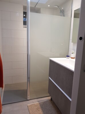 Shower, hair dryer - 200 m from Moliets beach, house sleeps 8, 2 terraces, 2 shower rooms, WI-FI  (MOLIETS ET MAA)