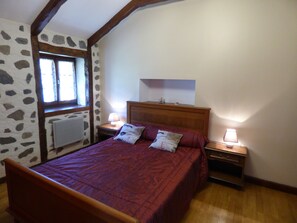 3 bedrooms, desk, iron/ironing board, free WiFi