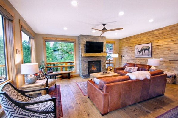 Een televisie, een open haard, een dvd-speler en een tafeltennistafel