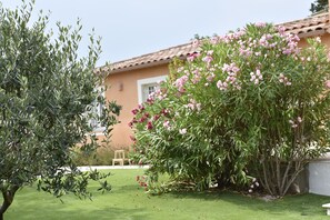Property grounds - Charming Villa with Spa and Panorama (Lorgues)