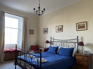 4 habitaciones, tabla de planchar con plancha y cuna de viaje