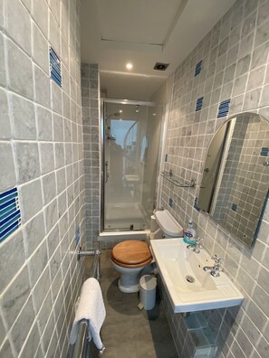 Combined shower/tub, hair dryer, heated floors, towels - Beautiful Apartment in Edinburgh's Historic New Town (Edinburgh)