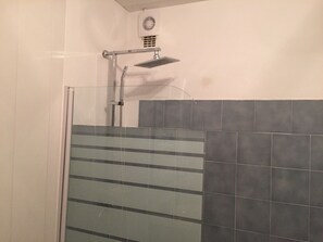 Duschwanne, Haartrockner, Bidet, Handtücher