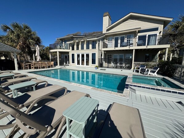 Alberca al aire libre y alberca climatizada