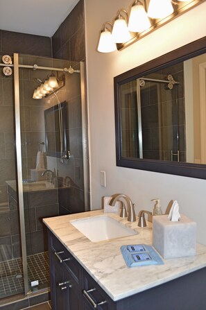Combined shower/bathtub, jetted bath, hair dryer, towels - OCEANFRONT W/POOL - SUMMER 2026 DATES AVAILABLE - BOOK NOW!! (Hilton Head island)