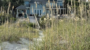 Une propriété située en bord de mer, dotée d’un patio couvert et offrant une vue sur l’océan.