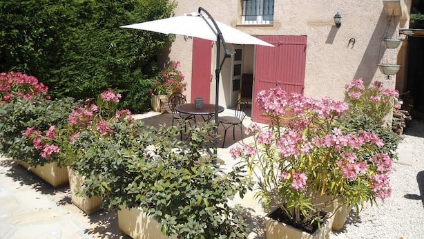 A house with a patio, outdoor seating, and potted plants. - LOCATION DUPLEX 4 PERS. 45M2 NEAR SAINTE MAXIME VAR ..IDEALEMENT LOCATED ... (Le Muy)