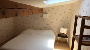 2 slaapkamers, een strijkplank/strijkijzer, gratis wifi, beddengoed