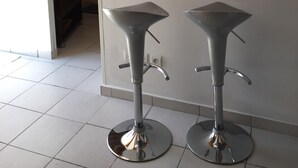 A kitchen with two bar stools, a coffee maker, and a lamp on the counter. - LOCATION DUPLEX 4 PERS. 45M2 NEAR SAINTE MAXIME VAR ..IDEALEMENT LOCATED ... (Le Muy)