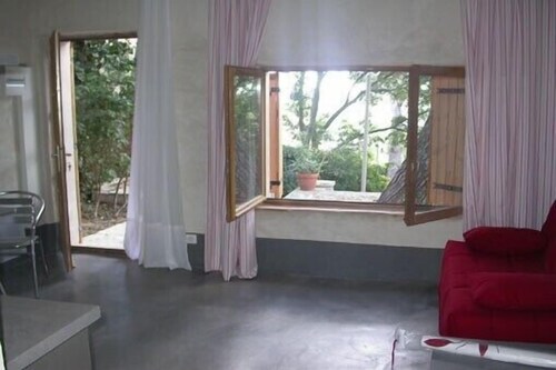 Charming Mazet, completely renovated, very quiet, in pine forest, near the center