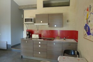 Fridge, microwave, oven, stovetop - Charming Mazet, completely renovated, very quiet, in pine forest, near the center (Nîmes)