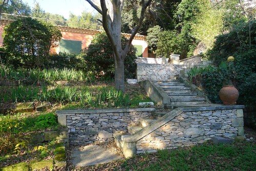 Viehättävä Mazet, täysin remontoitu, erittäin hiljainen, mäntymetsässä, lähellä keskustaa