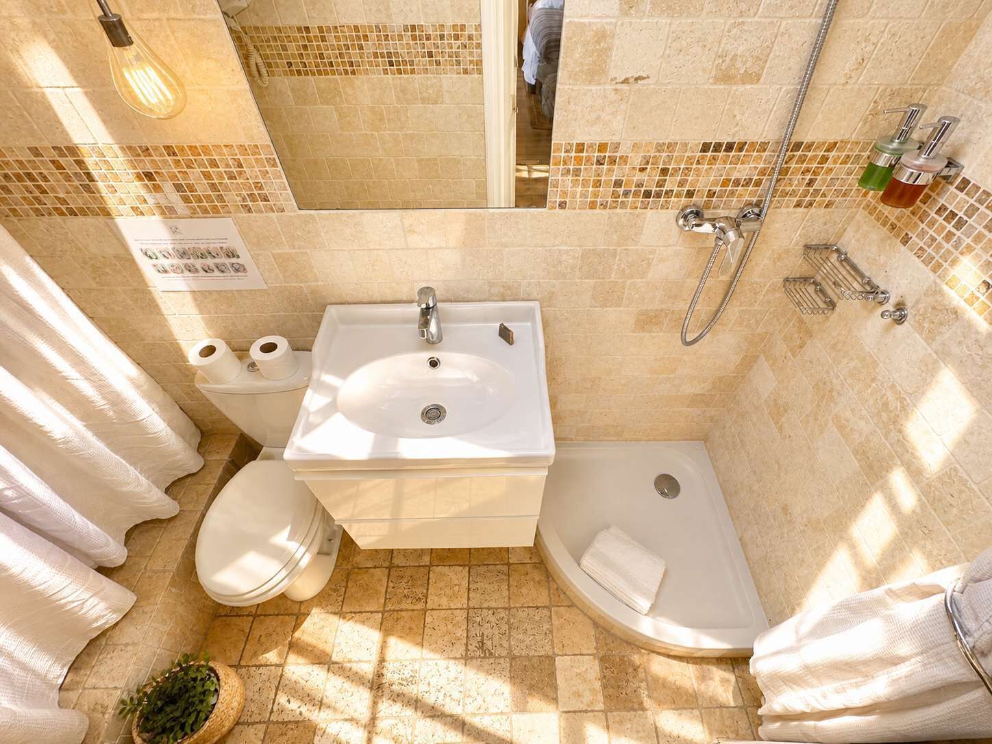 Douche, articles de toilette écologiques, sèche-cheveux