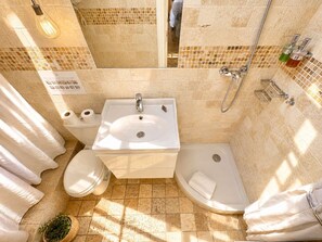 Douche, articles de toilette écologiques, sèche-cheveux