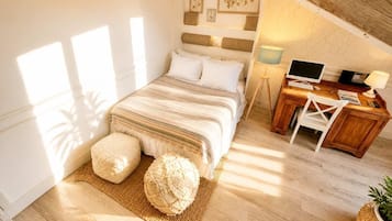 Escritorio, tabla de planchar con plancha, wifi y ropa de cama