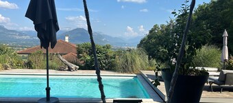 Contemporary wooden villa, clear view of Lake and mountains.
With spa & pool.