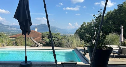 Moderne Holzvilla mit freiem Blick auf den See von Annecy und seine Berge.